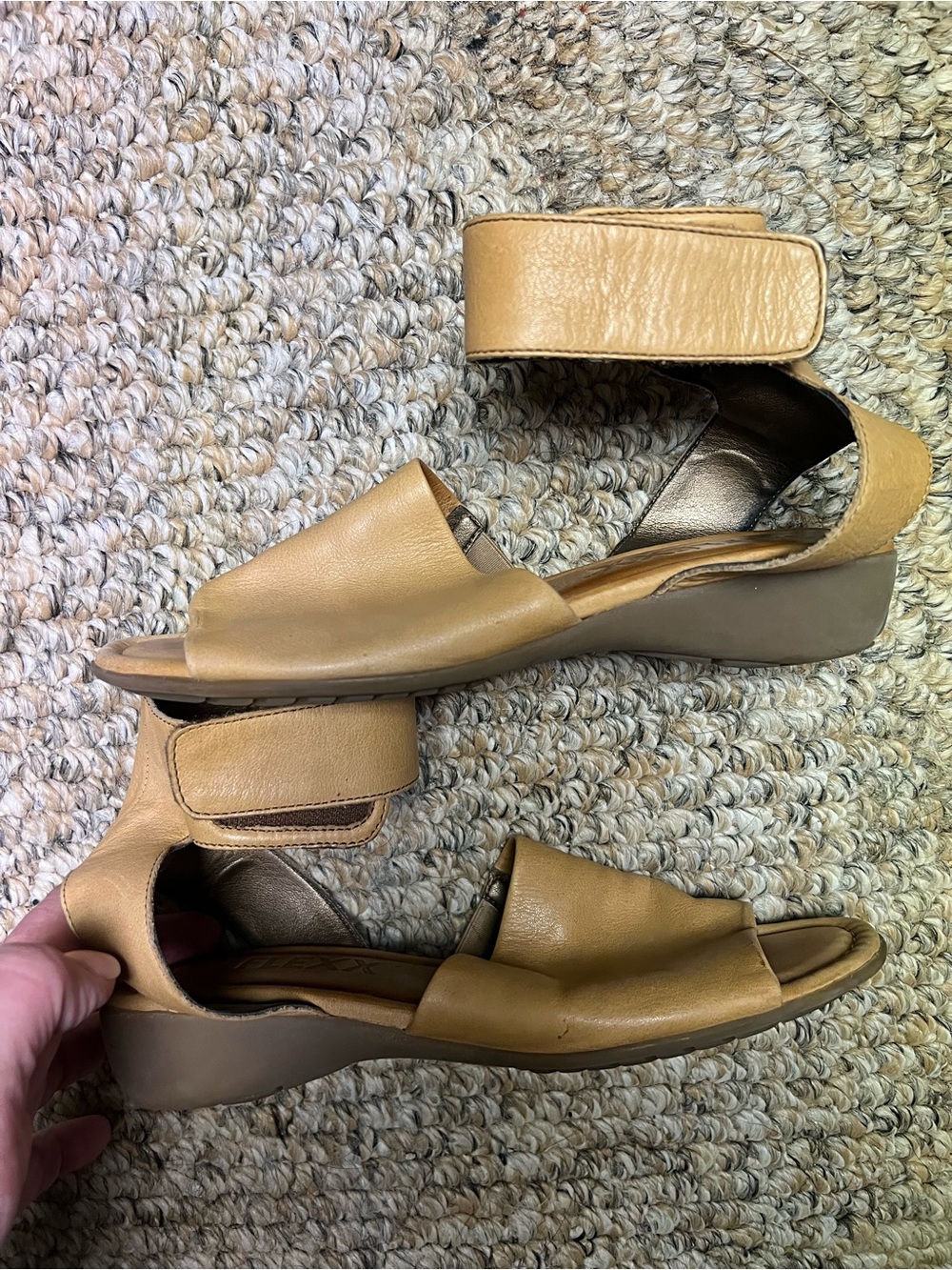 THE FLEXX Women's Tan Leather Velcro Strap Wedge Sandals Size 7
